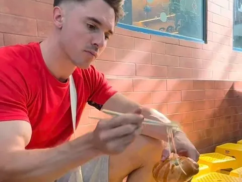 Chàng trai Đức đi khắp TPHCM tìm ổ bánh mì ngon nhất, kết quả gây bất ngờ