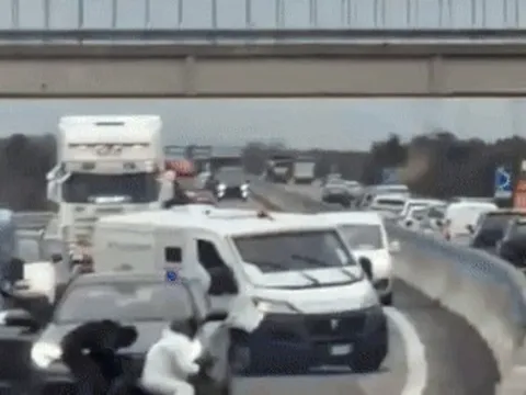 Màn đấu súng cướp xe chở tiền giữa ban ngày ở Italy