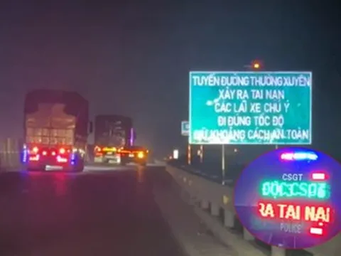 CSGT lắp bảng điện tử, đèn cảnh báo tại điểm đen tai nạn giao thông trên cao tốc