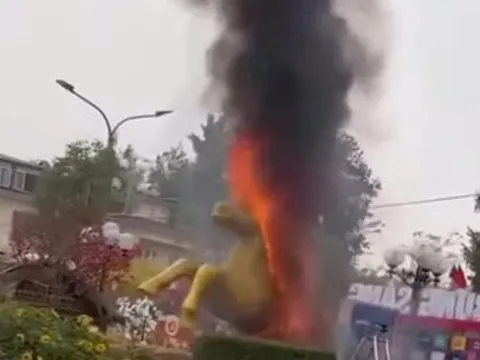 Linh vật ngựa bất ngờ bốc cháy khi đang thi công ở Thái Nguyên