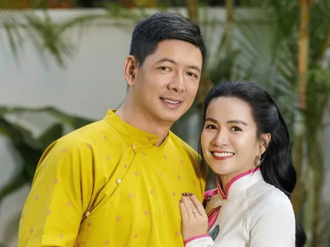 Tranh Tết xưa bước ra đời thực qua áo dài