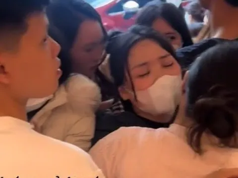 Chen lấn mua áo dài Tết, giá bị đẩy thêm tới 700.000 đồng trên 'chợ đen'