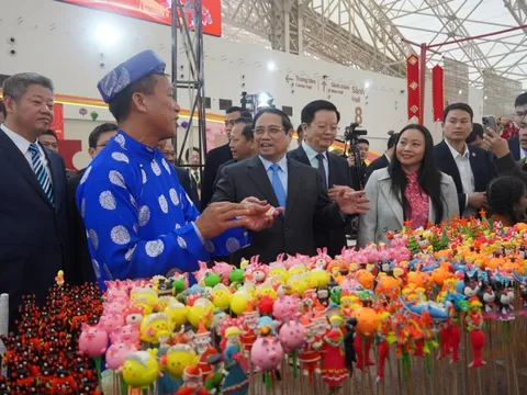 Hội chợ mùa xuân: Hơn 500.000 lượt khách, có gian hàng doanh thu hàng trăm triệu