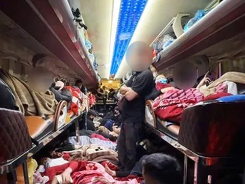 Hình ảnh bên trong ô tô 22 chỗ chở 73 khách, tài xế và chủ xe bị phạt hơn 278 triệu đồng