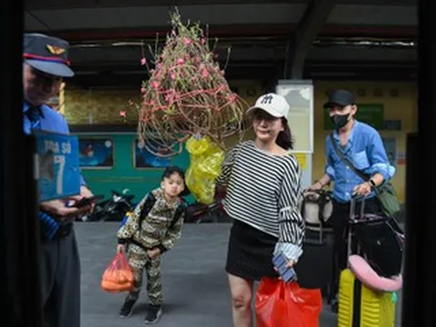 Sân ga ngày đầu nghỉ Tết nhộn nhịp, hành khách hối hả lên tàu về phương Nam