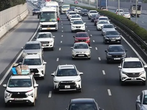 Ngày 27 tháng Chạp, ô tô ùn ùn đổ về cao tốc Pháp Vân - Cầu Giẽ