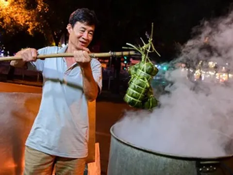 Đỏ lửa xuyên đêm ở TPHCM: Giữ hồn Tết bên nồi bánh chưng, bánh tét