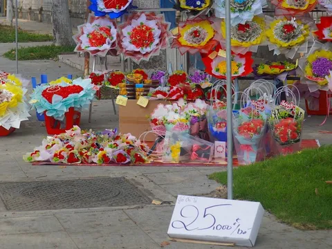 Hoa, quà Valentine tươi tắn nhưng người bán lại héo hon