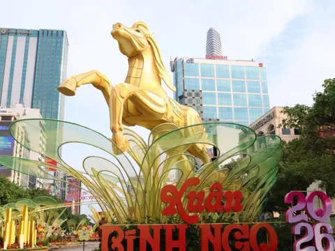 Lộ diện linh vật ngựa ở Đường hoa Nguyễn Huệ Tết Bính Ngọ trước giờ G