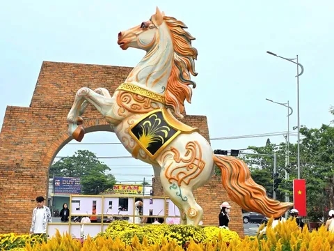 CLIP: Ngắm linh vật ngựa oai phong tại đường hoa xuân Vĩnh Long