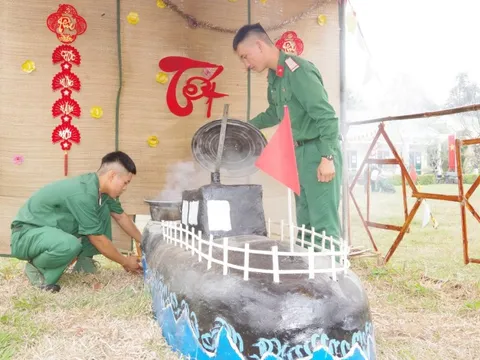 Độc lạ bếp nấu bánh chưng hình tên lửa đạn đạo, tàu ngầm, xe tăng...