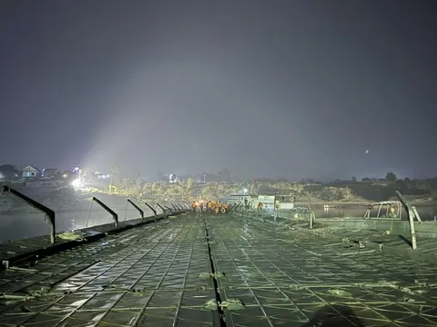 Đại tướng Phan Văn Giang gửi thư động viên cán bộ, chiến sĩ thần tốc bắc cầu phao qua sông Lô