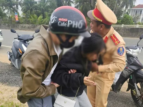 Trưa 29 Tết: Nữ sinh 2008 lên cơn co giật khi đang chạy xe, CSGT kịp thời hỗ trợ