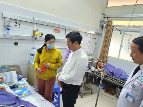 Phó Bí thư Thành ủy, Chủ tịch HĐND TPHCM Võ Văn Minh thăm, chúc Tết công nhân, bệnh nhân nghèo