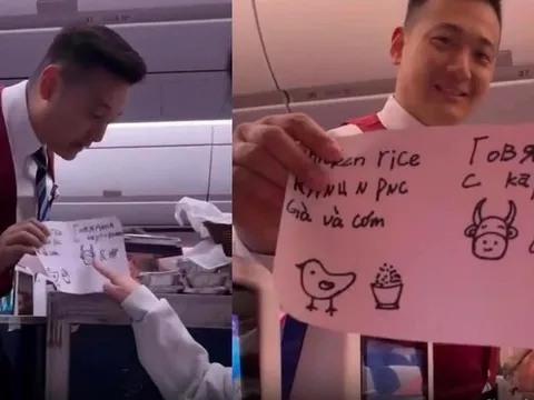 Dòng chữ tiếng Việt ở tờ giấy của tiếp viên hàng không làm khách bật cười