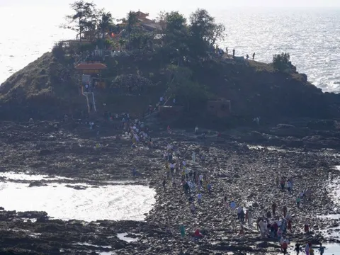 Hàng ngàn người vượt biển lên Hòn Bà cầu bình an sáng Mùng 1 Tết