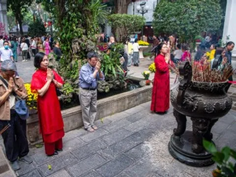 Người dân đổ về đền, chùa Hà Nội cầu may ngày đầu năm