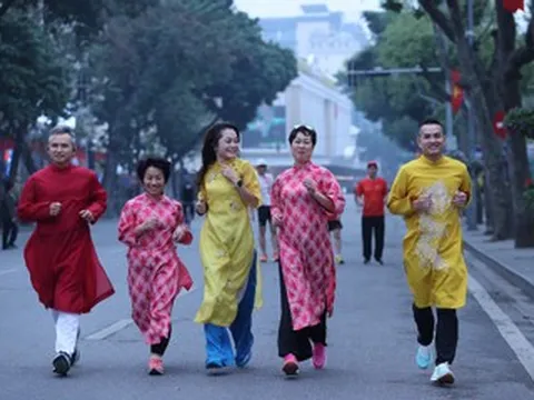 Người dân Hà Nội dậy sớm rèn luyện sức khỏe sáng mùng 1 Tết