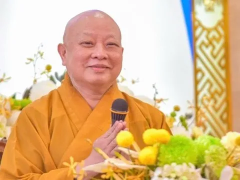 Hòa thượng Thích Lệ Trang nói về nguồn gốc, cách thức làm lễ giao thừa và tục chọn người 'xông đất'