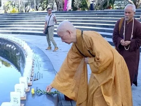 Hòa thượng Thích Trí Quảng tưởng niệm đồng bào tử vong vì COVID-19 tại công viên số 1 Lý Thái Tổ