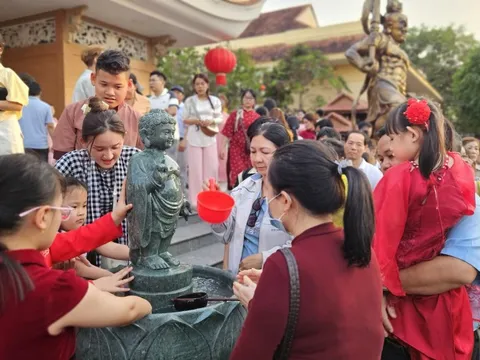 Dòng người ken đặc xếp hàng đi lễ chùa Hoằng Pháp