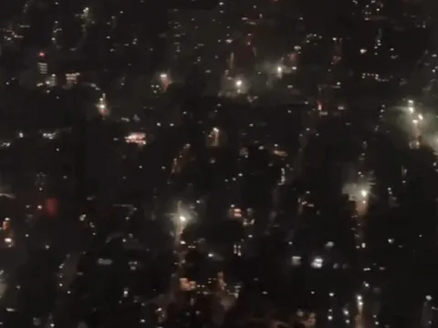 Video máy bay cất cánh lúc Giao thừa, pháo hoa rợp trời ở Việt Nam gây sốt