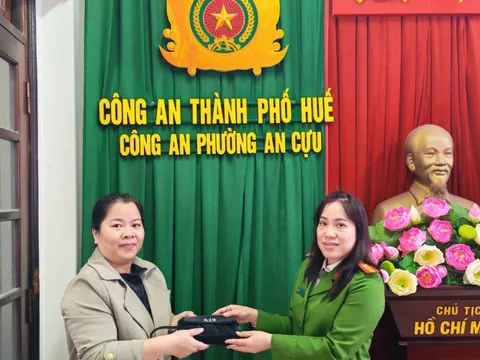 Hành động đẹp của người phụ nữ nhặt được túi xách tại AEON Mall Huế