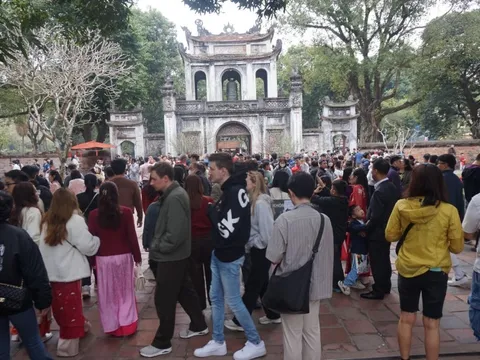 ‘Mùng 3 Tết thầy’, Văn Miếu - Quốc Tử Giám đông nghẹt người