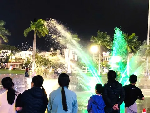 Đêm mùng 2 Tết rộn ràng tại quảng trường 29-3 Đà Nẵng với màn nhạc nước mãn nhãn