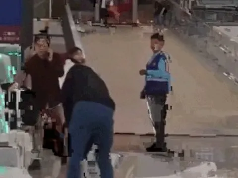 Du khách Anh phá 10 quầy ở sân bay, lộ 4 viên Viagra