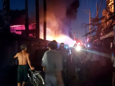 Khói lửa bốc cao từ nhà kho nhà thờ ở TPHCM