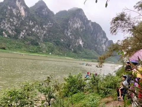 Lật thuyền chở 7 người trong một gia đình vào mùng 3 Tết, 2 người tử vong