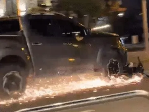 Lâm Đồng: Ô tô bán tải kéo lê xe máy gần 1km, một người tử vong