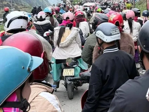 Hà Giang kẹt cứng các điểm nóng, khách hỏi tìm nơi ngủ nhờ trong đêm