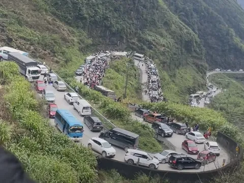 Hà Giang mùng 4 Tết: Đường kẹt cứng, nhiều du khách không tìm được phòng