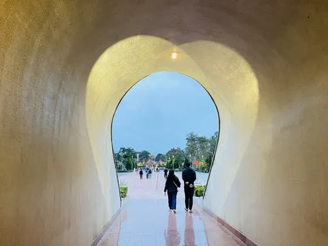 'Du lịch ký ức' đầu xuân: Người dân tìm về Thành cổ Quảng Trị đông cả ngày lẫn đêm