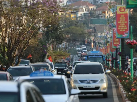 Mùng 4 Tết, Đà Lạt đông đúc, khách sạn treo bảng 'hết phòng' khắp trung tâm