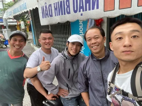 Khách Trung Quốc ăn Tết ở Hà Nội, nghẹn ngào vì hành động của người lạ