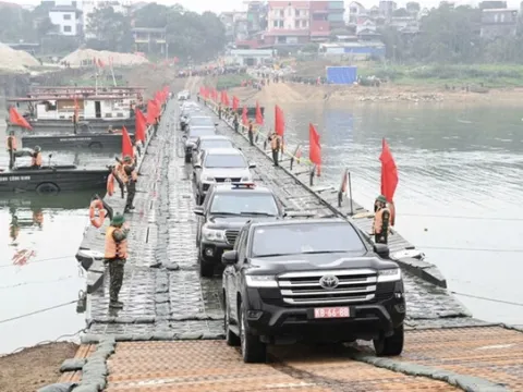 Quân đội "cắt" cầu phao qua sông Lô để bảo đảm an toàn giao thông