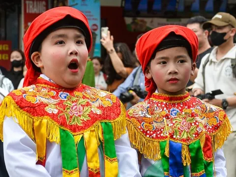 ‘Con đĩ đánh bồng’ gây sốt hội làng Triều Khúc