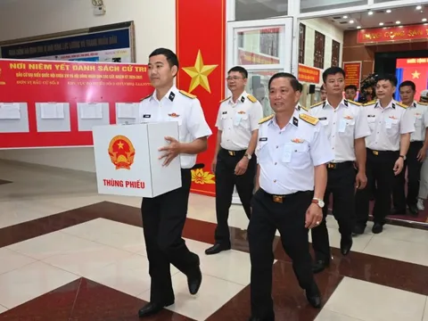 TPHCM: Đồng loạt khai mạc bầu cử sớm, tiễn tàu mang thùng phiếu ra khơi