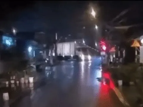 Va chạm với tàu hỏa ở Hà Nội, ô tô tải bị ‘vò nát’, văng xa cả trăm mét