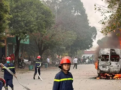 Xe ô tô 16 chỗ đang lưu thông trên phố đông người bất ngờ bốc cháy ngùn ngụt