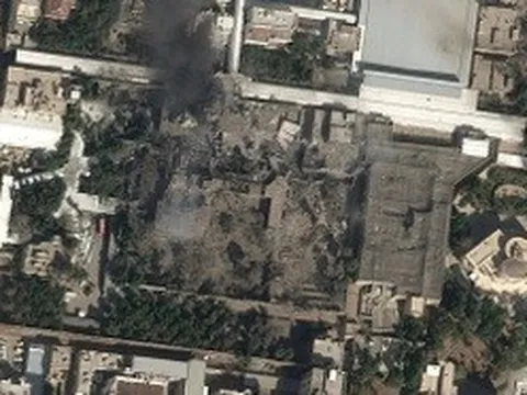 Ảnh vệ tinh dinh thự của Lãnh tụ Iran nghi bị trúng hỏa lực