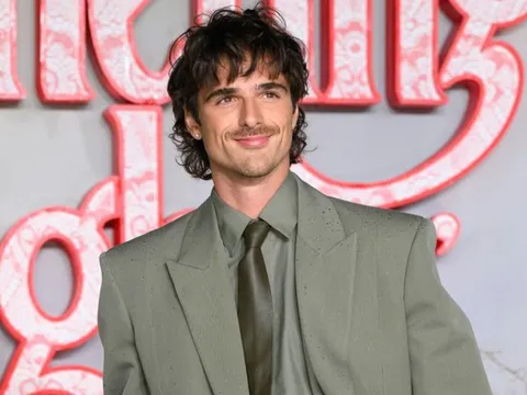 Phong cách cổ điển của Jacob Elordi trên thảm đỏ Đồi gió hú