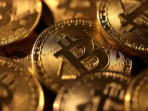Bitcoin bất ngờ lao dốc xuống 60.000 USD, vài phút sau khi Mỹ và Israel tấn công Iran