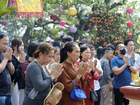 Phủ Tây Hồ đông đặc người trước rằm tháng giêng