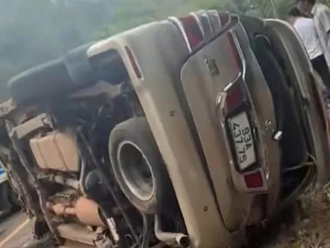 Xót xa hiện trường vụ lật xe ở Đồng Nai: Cháu gái 10 tuổi tử vong cùng bà nội sau cú ôm cua định mệnh