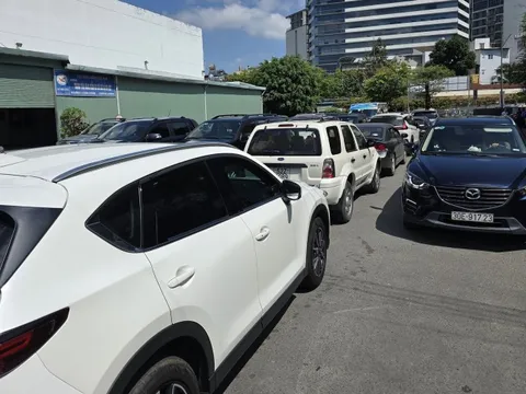 Ngày đầu kiểm định khí thải ô tô: Lỗi phần mềm, 4 giờ chỉ kiểm định được 2 xe