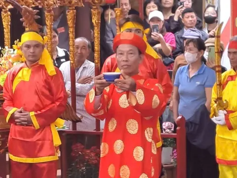 Đọc lời thề không tham nhũng trong lễ hội Minh Thề